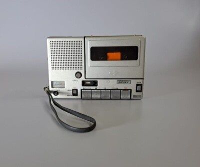 Vintage Sony-Kassettenrekorder mit eingelegter Audiokassette und Trageriemen